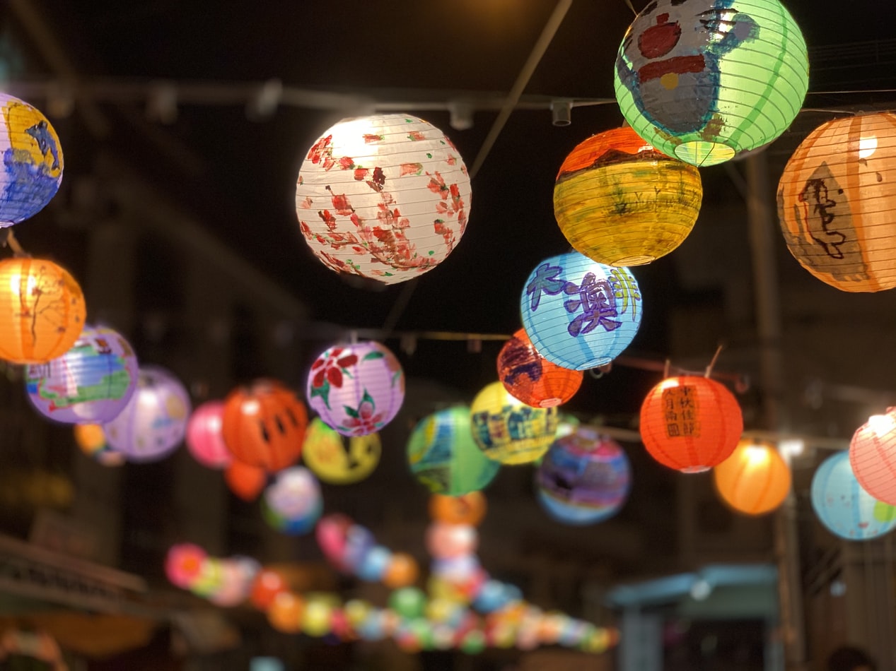expat life in singapore - lanterns hanging